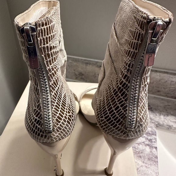 BCBG Maemi Suede Snake Print Heels size 8 NIB - Picture 7 of 9